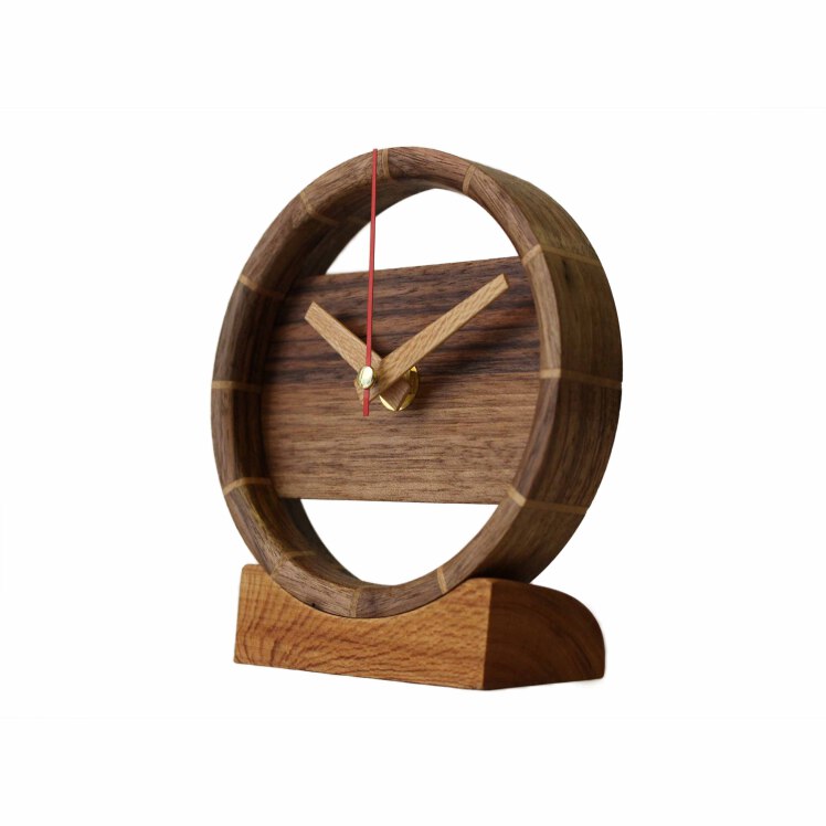 ساعت رومیزی و محیط آن