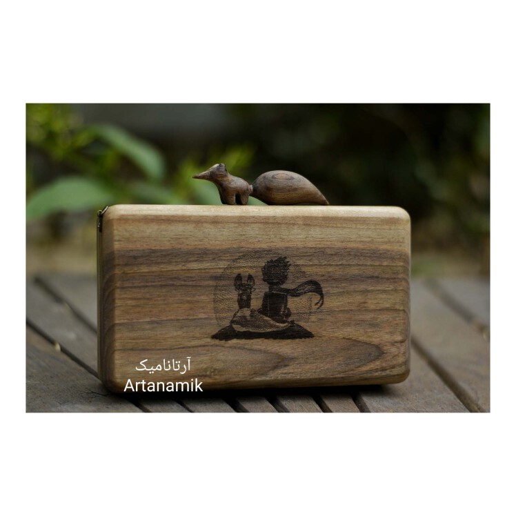 کیف چوبی کادویی طرح شازده کوچولو، چرم دوزی شده و ساخته شده از چوب گردو